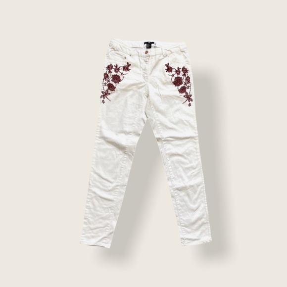 H&M White Denim Jeans with Red Roses Embroidered Floral Stitch Jeans US 8 - Picture 4 of 4